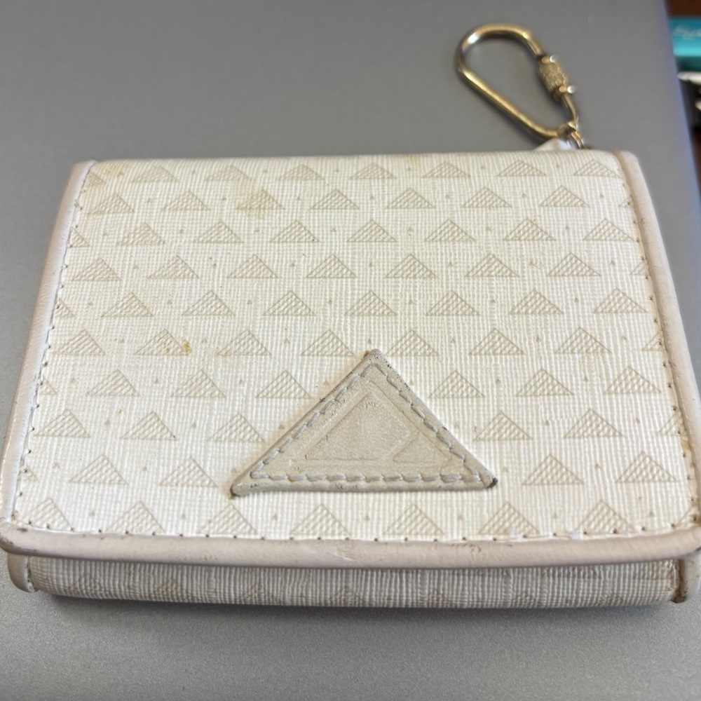 Liz Claiborne Elegant Cream Wallet with Gold Keychain